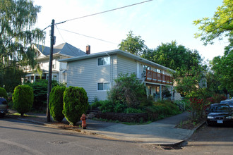 1710 SE 17th Ave in Portland, OR - Building Photo - Building Photo