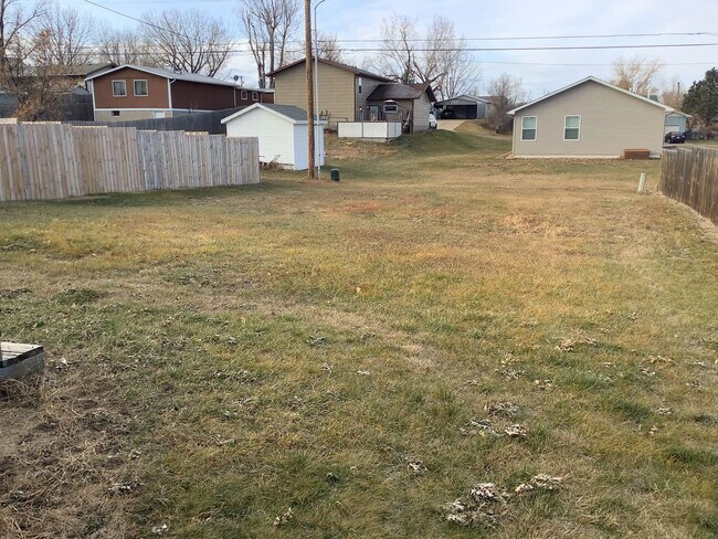 668 2nd Ave SE in Dickinson, ND - Foto de edificio - Building Photo