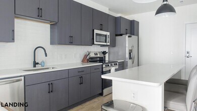 1007 S Mint St, Unit 833 in Charlotte, NC - Building Photo - Building Photo