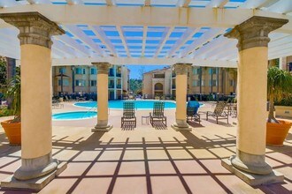 550 Camino De La Reina in San Diego, CA - Building Photo - Building Photo