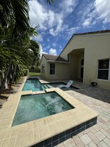 9325 Cove Point Cir in Boynton Beach, FL - Foto de edificio - Building Photo