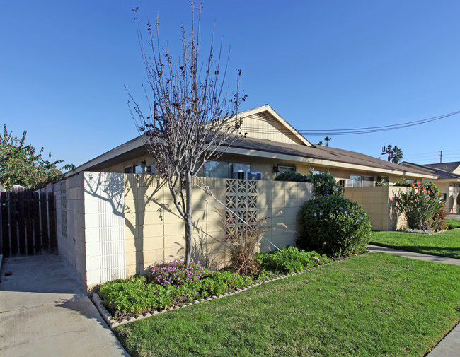 Walnut Apartments in Orange, CA - Building Photo - Building Photo