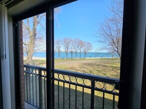 65 N Point Dr, Unit 1 in Boston, MA - Foto de edificio - Building Photo