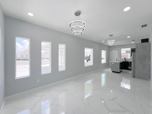 913 N Woodson Ave in Edinburg, TX - Building Photo - Building Photo