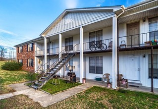 Pinecreek Apartments in Union City, TN - Building Photo - Building Photo