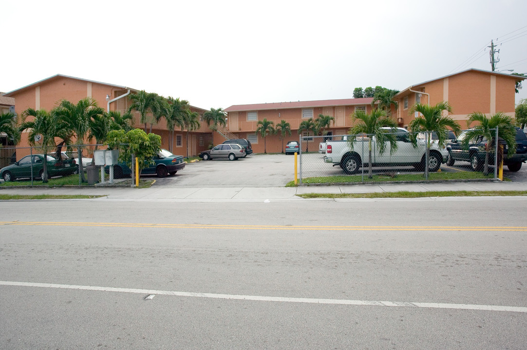 5201 W 52nd Ave in Hialeah, FL - Building Photo