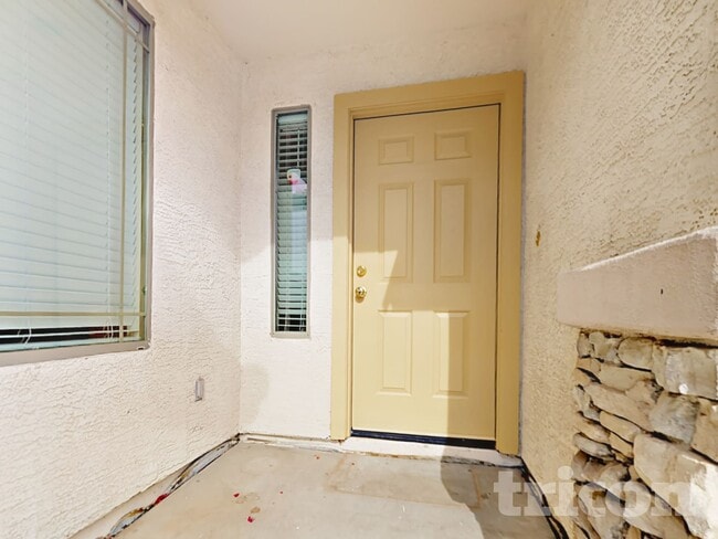 4442 W Apollo Rd in Phoenix, AZ - Foto de edificio - Building Photo