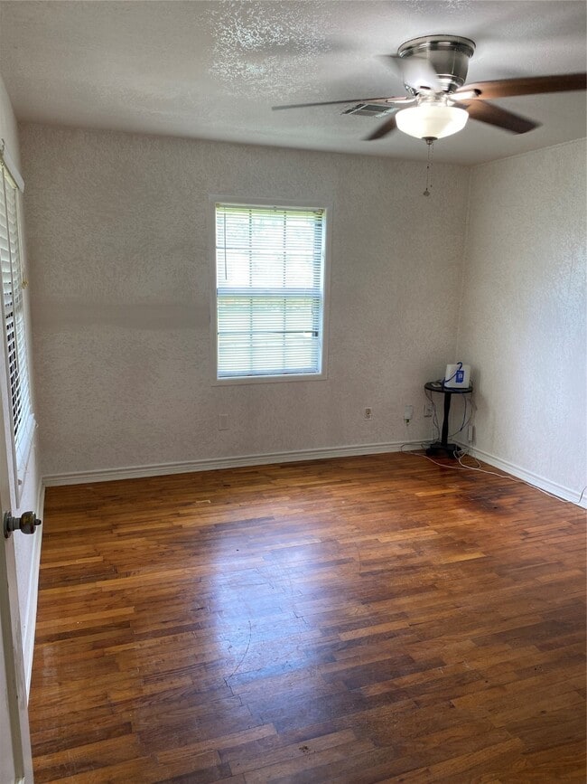 1802 N Avenue Q in Freeport, TX - Building Photo - Building Photo
