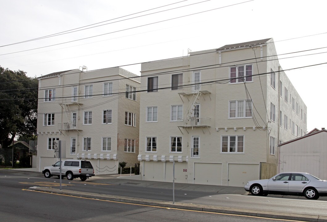 Lincoln Apartments in Alameda, CA - Building Photo