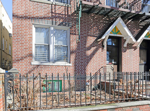 18-39 Ditmars Blvd in Astoria, NY - Building Photo - Building Photo