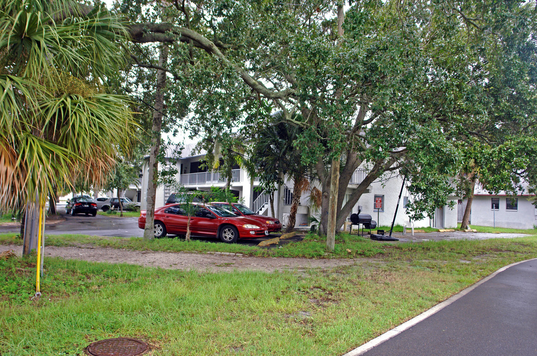 514 S Betty Ln in Clearwater, FL - Building Photo