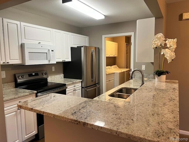 3609 Oakmonte Blvd, Unit 36 in Rochester, MI - Foto de edificio - Building Photo