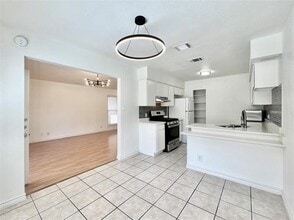 1423 W Braker Ln in Austin, TX - Building Photo - Building Photo