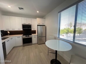 1611 E Lamar Rd in Phoenix, AZ - Building Photo - Building Photo