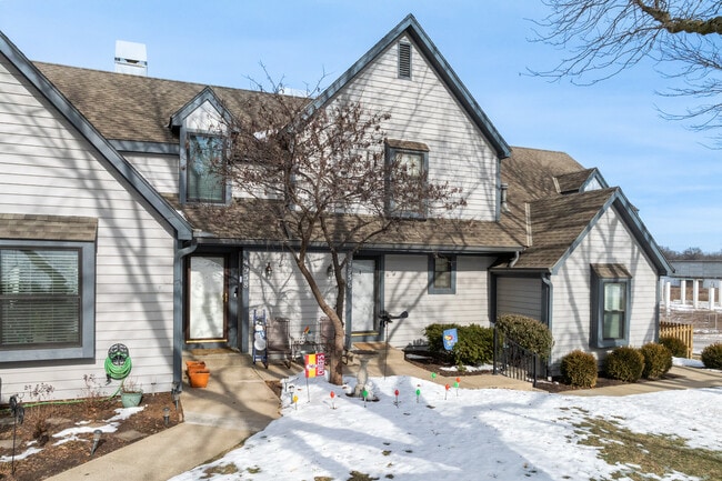 Roeland Court in Mission, KS - Foto de edificio - Building Photo