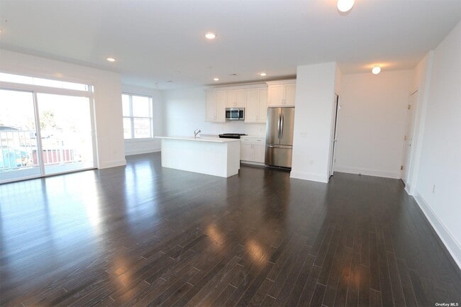 property at 516 Marina Pointe Dr
