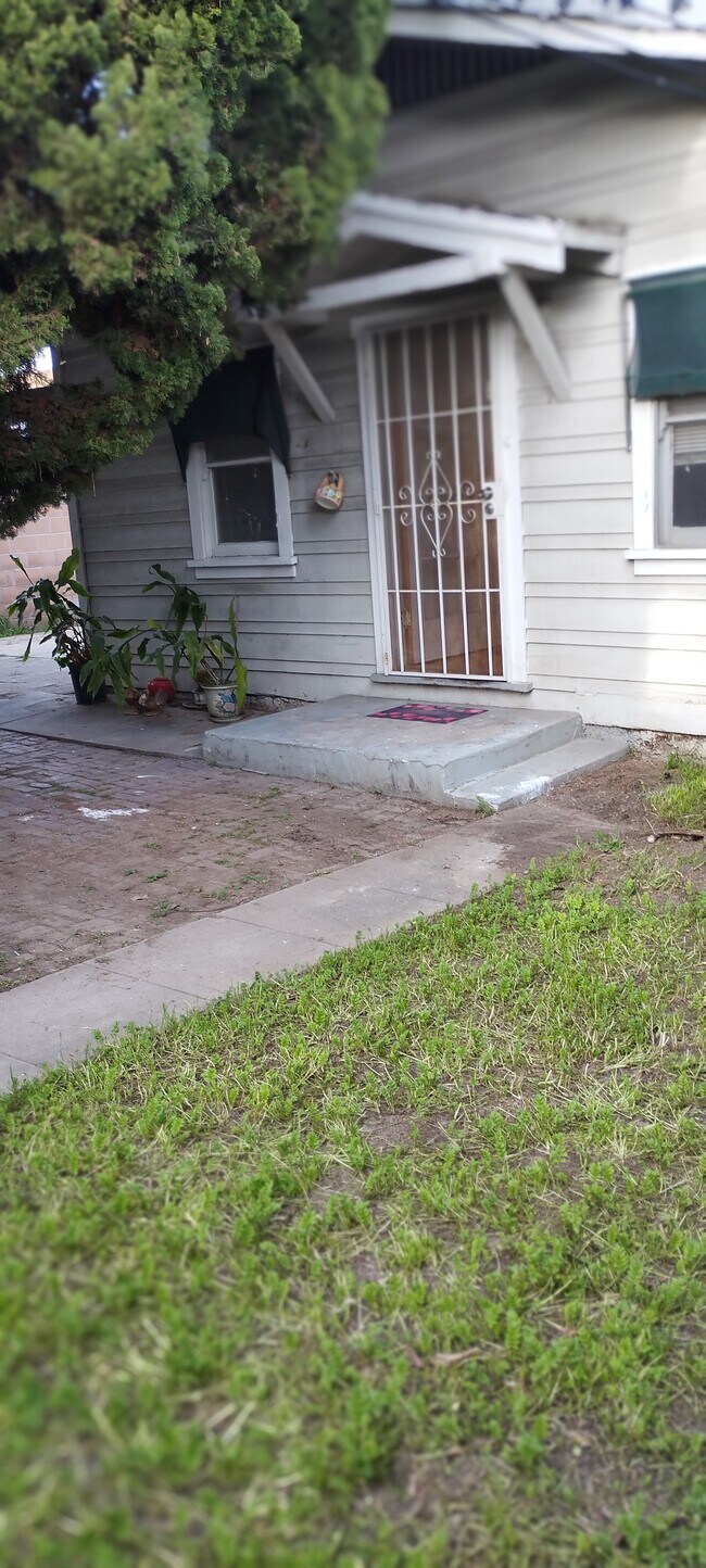 216 S Almansor St in Alhambra, CA - Building Photo - Building Photo