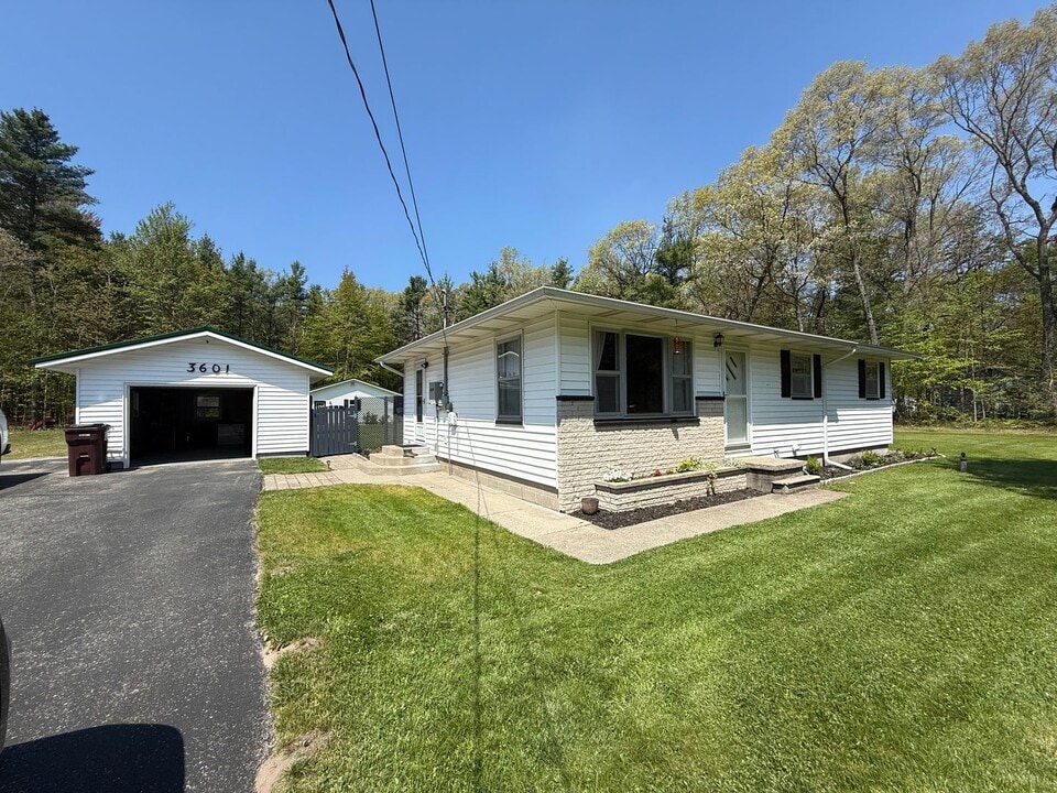 3601 Orshal Rd in Whitehall, MI - Building Photo