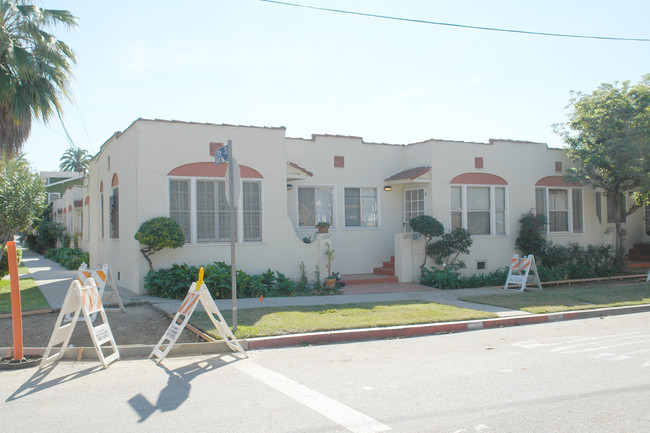 1666 Edgecliffe Dr in Los Angeles, CA - Building Photo - Building Photo