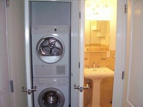 279 E 10th St, Unit 7 in New York, NY - Foto de edificio - Building Photo