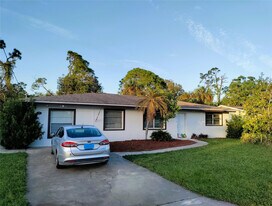 77 Cardinal Dr in North Fort Myers, FL - Building Photo