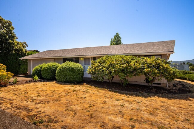 181 NE Fern Ct in Dallas, OR - Building Photo - Building Photo
