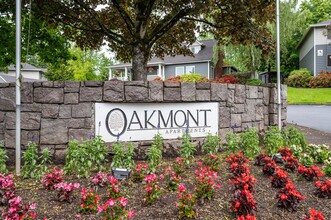 Oakmont in Tigard, OR - Building Photo - Building Photo