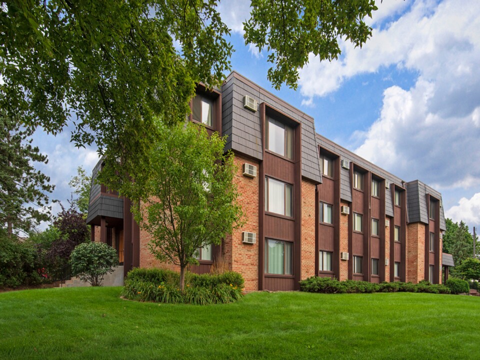 Westlake Estate Apartments in St. Louis Park, MN - Building Photo