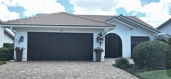 421 Kings Way in Naples, FL - Building Photo