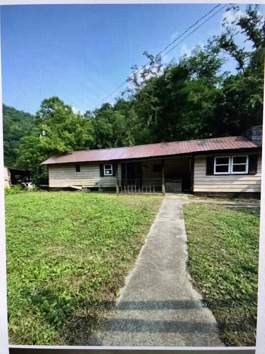 22185 Card Mountain Rd in Mouthcard, KY - Building Photo