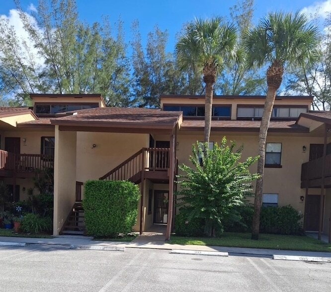 1303 Lakeview Dr E in Royal Palm Beach, FL - Building Photo