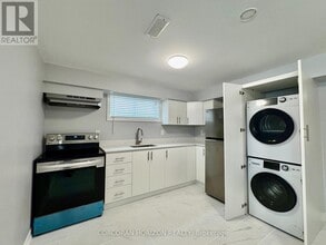 16 Aspen Crescent in Whitchurch-Stouffville, ON - Building Photo - Building Photo