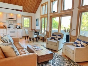 24 Columbia Way in Newbury, MA - Foto de edificio - Building Photo