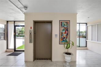 1855 Plunkett St, Unit 202 in Hollywood, FL - Foto de edificio - Building Photo
