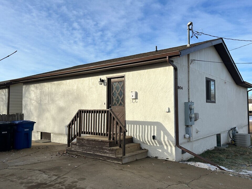 904 1st St E in Dickinson, ND - Building Photo