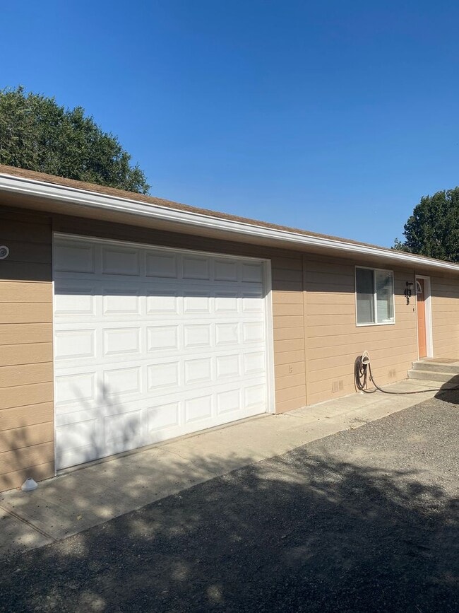 property at 413 S 5th St