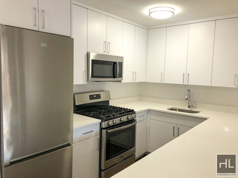 E 16 ST in New York, NY - Building Photo