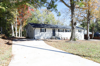 204 W Corbin St in Hillsborough, NC - Foto de edificio - Building Photo