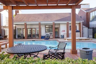 5100 Verde Valley Ln in Dallas, TX - Foto de edificio - Building Photo