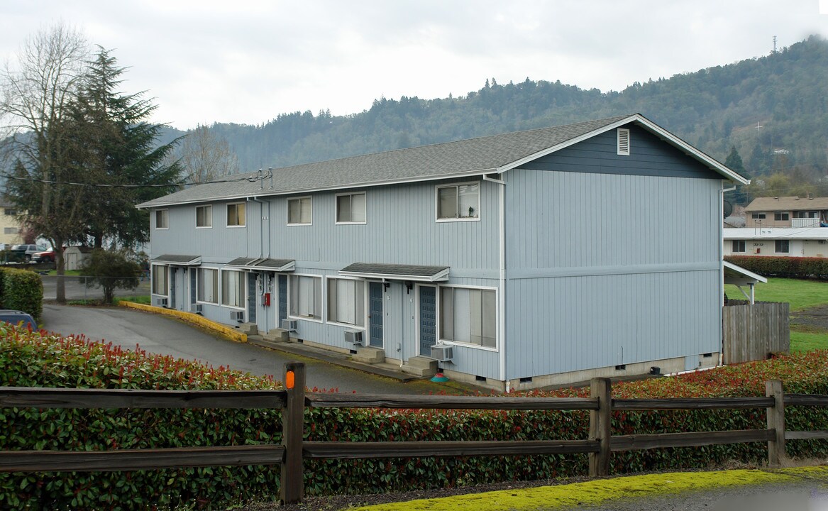 2813 W Harvard Ave in Roseburg, OR - Foto de edificio