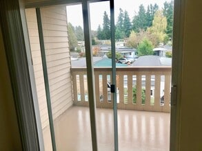 7217 NE 175th St, Unit 215 in Kenmore, WA - Building Photo - Building Photo