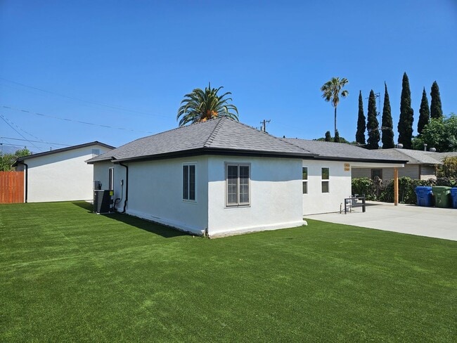 7426 Denny Ave in Los Angeles, CA - Building Photo - Building Photo