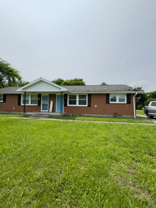 106 Cheerful Pl in La Vergne, TN - Building Photo