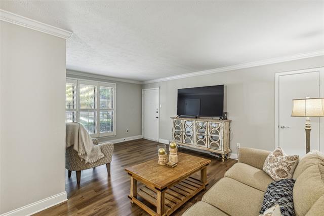 10717 Villager Rd in Dallas, TX - Foto de edificio