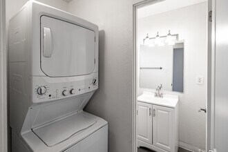 Villa Pacific Townhomes in Westminster, CA - Foto de edificio - Interior Photo