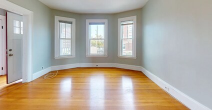 106 Highland Ave, Unit 2 in Somerville, MA - Foto de edificio - Building Photo