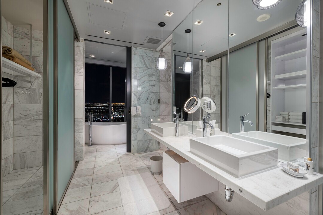 4381 W Flamingo Rd in Las Vegas, NV - Building Photo