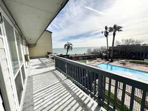 3402 Ocean Dr in Corpus Christi, TX - Building Photo - Building Photo