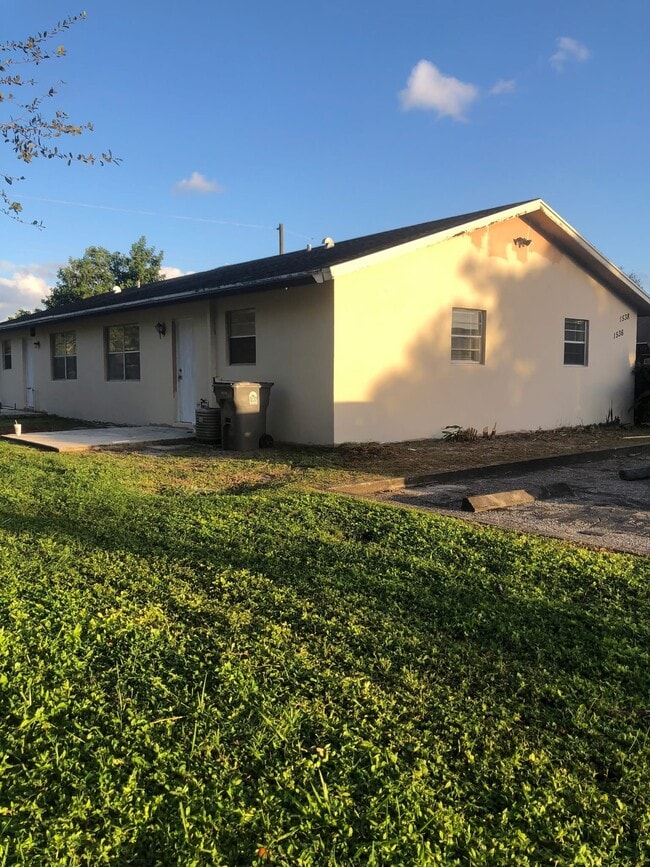 1536 Barbarie Ln, Unit 2 bedrooms 1 bathroom