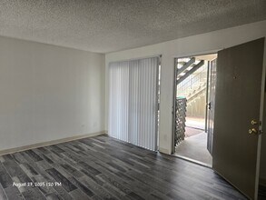 991 N Mollison Ave, Unit 09 in El Cajon, CA - Foto de edificio - Building Photo